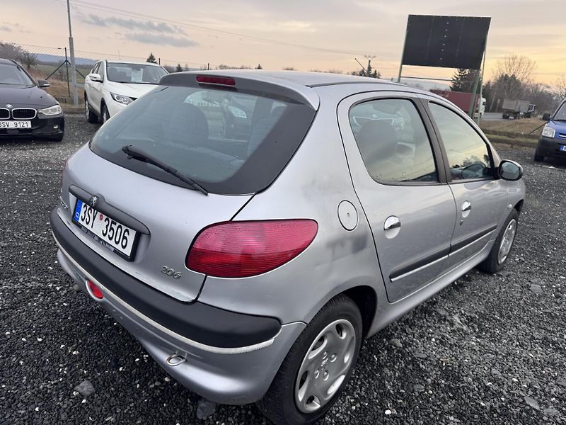 Peugeot 206 1.4i, 55 kW, 5-ti dvéř - fotka 7 z 15