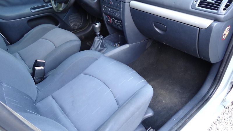 Renault Clio Clio 1.2 i 16V climatizace - fotka 7 z 9