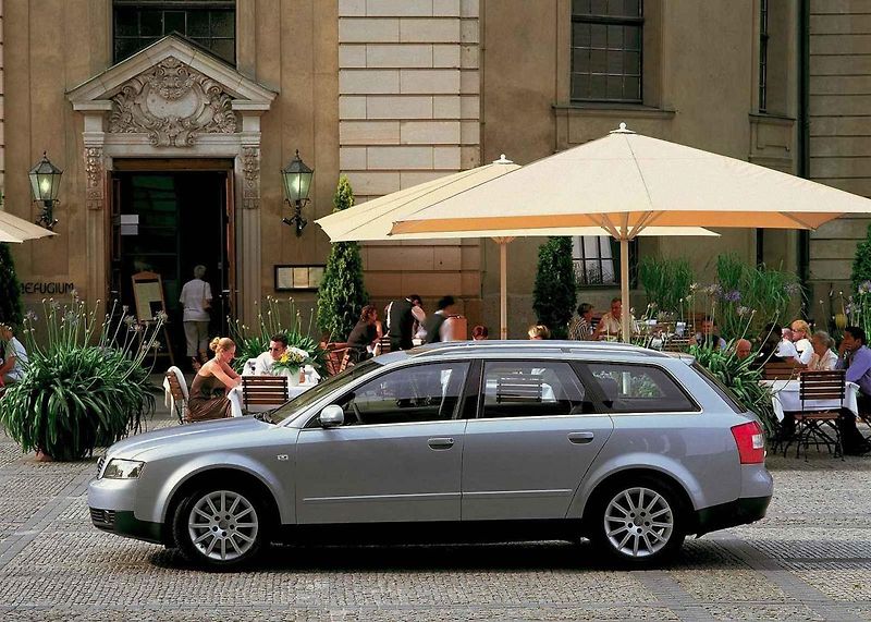Audi A4 se v první generaci chlubila nápaditými propagačními snímky.