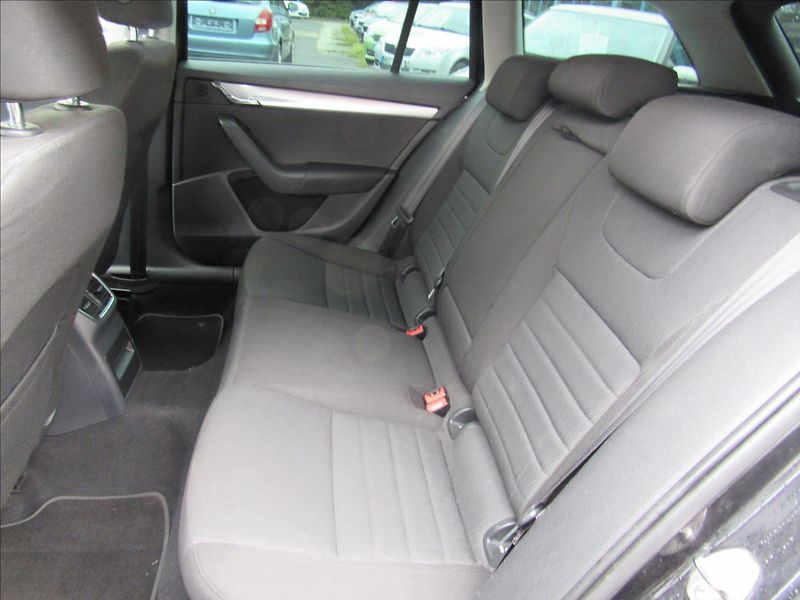 Škoda Octavia 2,0 TDI 110kW DSG Combi - fotka 10 z 31