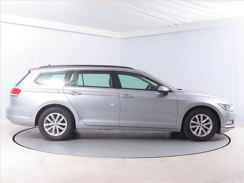 Volkswagen Passat (2018) Comfortline 2.0 TDI, Navi - fotka 6 z 16