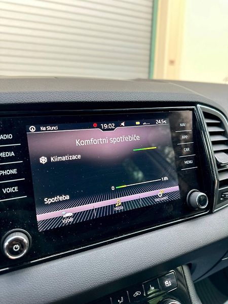 Škoda Karoq (2019) 1.6 TDI 2019 VELKY SERVIS - fotka 32 z 37
