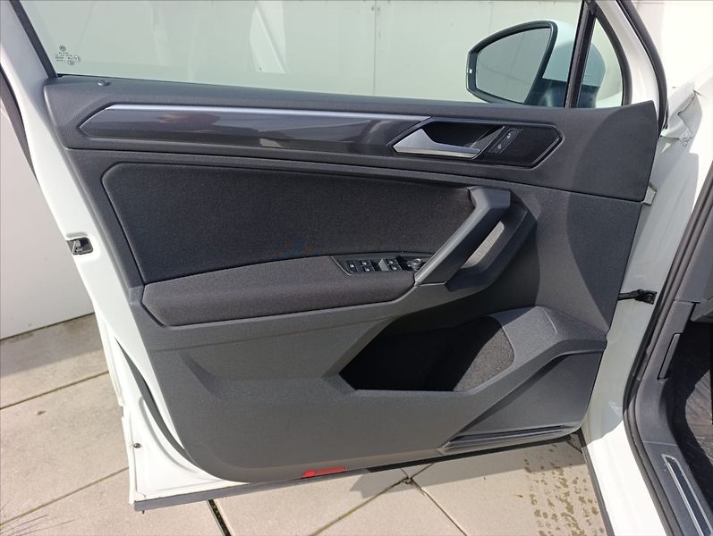 Volkswagen Tiguan 2,0 TDi R-Line DSG 4x4 Navi ČR - fotka 12 z 33