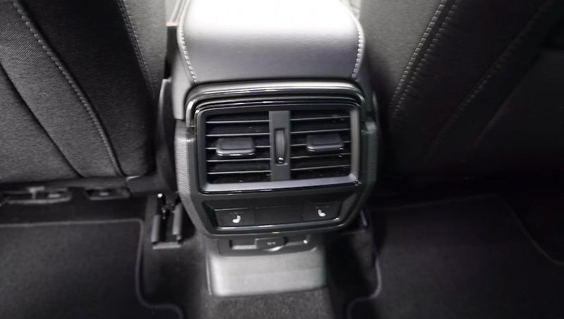 Škoda Karoq 1.5 TSI Sportline Matrix DCC - fotka 15 z 16