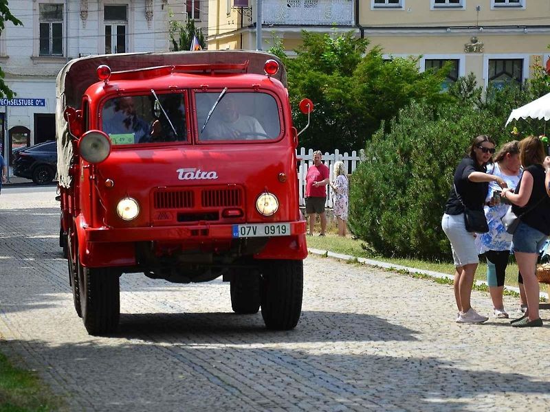 Přehlídka veteránů na Arnice v Mariánských Lázních. Sanitka Cadillac