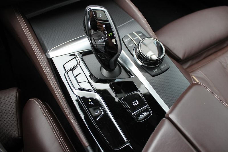 BMW Řada 5 M550i xDrive Sedan - fotka 12 z 28