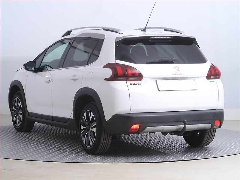 Peugeot 2008 (2016) Allure 1.2 PureTech, Automat - fotka 4 z 23