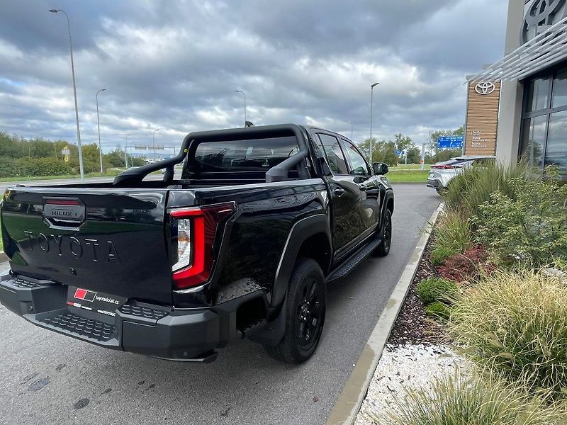 Toyota Hilux 2.8D automat Invincible - fotka 13 z 29