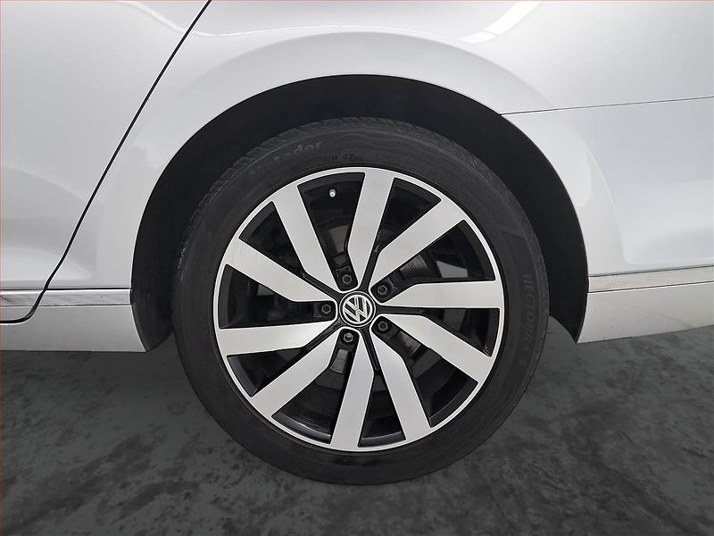 Volkswagen Passat (2016) Highline 2.0 TDI, Kůže, Navi - fotka 15 z 18