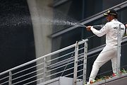 F1 2017 GP Číny - oslavující Lewis Hamilton (Mercedes)