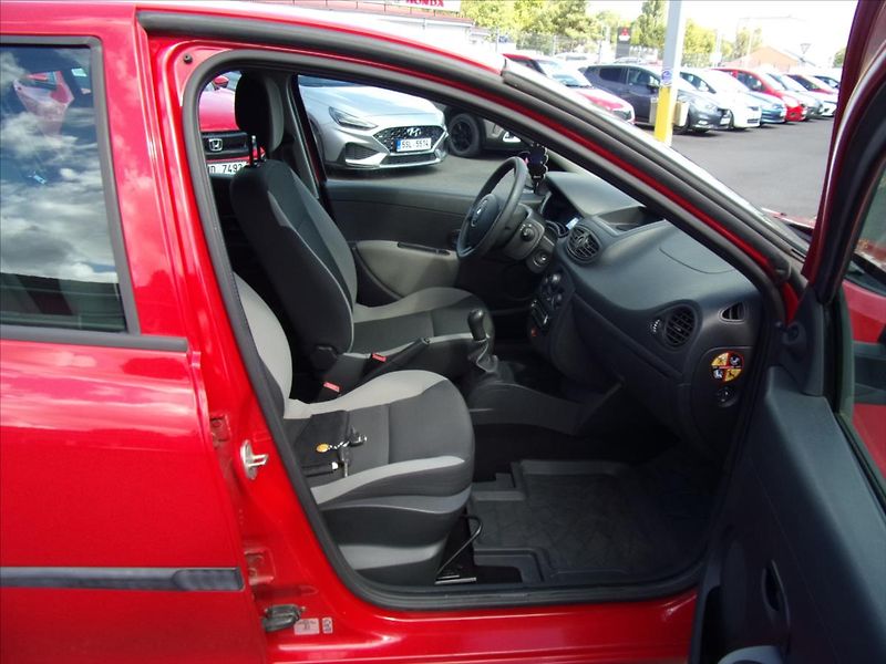 Renault Clio 1,2 - fotka 9 z 21