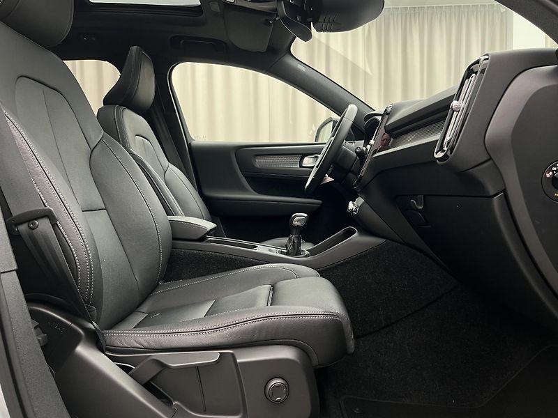 Volvo XC40 T3 R-DESIGN  - fotka 18 z 41