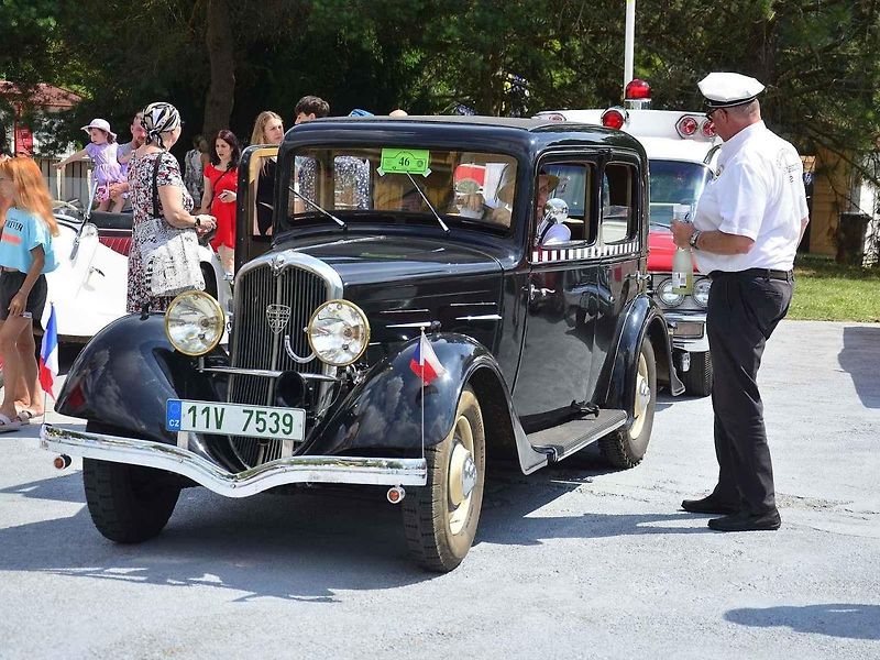 Přehlídka veteránů na Arnice v Mariánských Lázních. Sanitka Cadillac