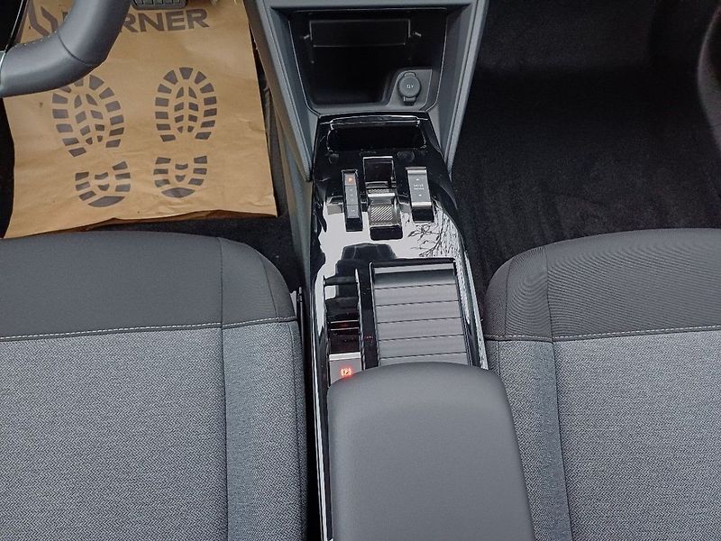 Citroën C4 YOU Hybrid 110k Automatic - fotka 26 z 35