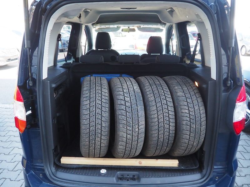 Ford Tourneo Courier (2015) 1.0i EcoBoost, 74 kW - fotka 12 z 34