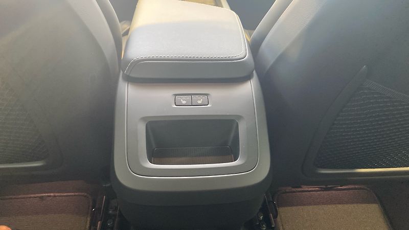 Volvo XC60 (2026) PLUS BLACK EDITION, B5 AWD, 18 - fotka 13 z 14