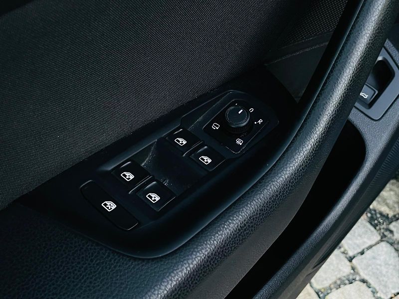 Volkswagen Passat 2.0TDI AUTOMAT KAMERY SERVISKA - fotka 32 z 49