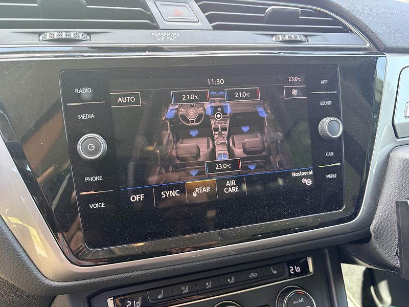Volkswagen Touran 2.0TDI DSG TAŽNÉ - fotka 25 z 37