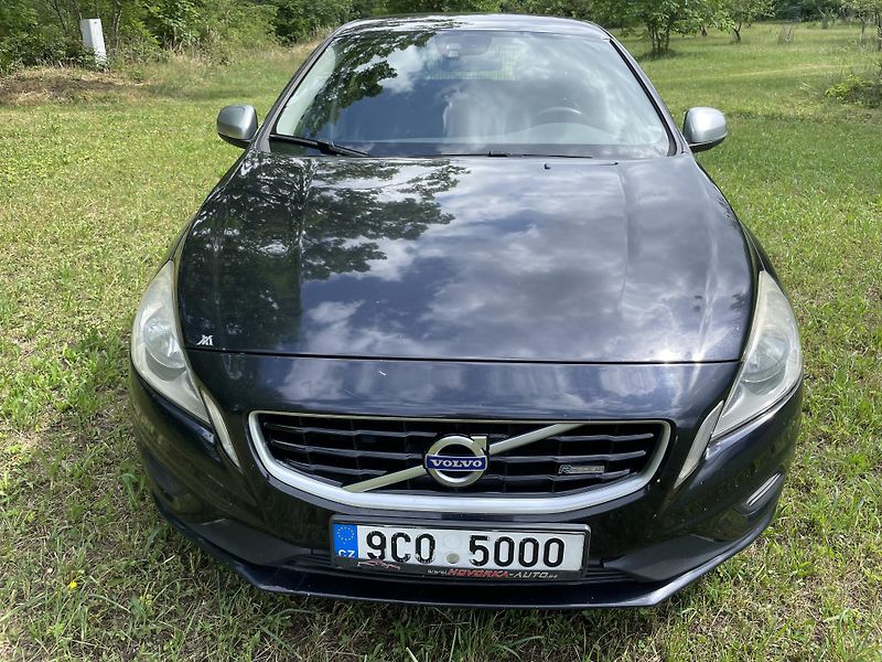 Volvo V60 (2011) Volvo V60 2,4 D5 AWD, R-Design - fotka 9 z 36