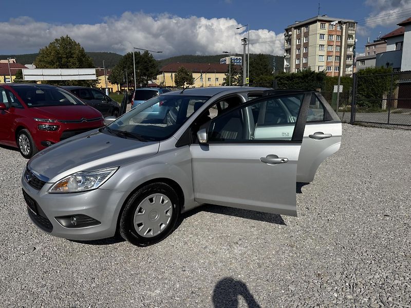 Ford Focus (2010) 1.6-16V,rezervace  - fotka 8 z 28