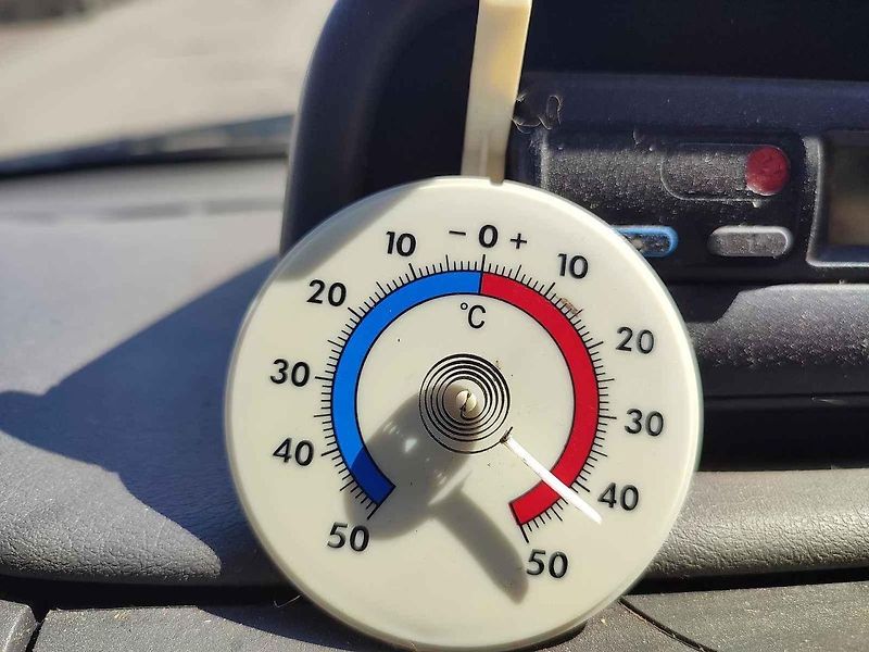 Protisluneční plachta na auto pomáhá výrazně snížit teplotu v interiéru.