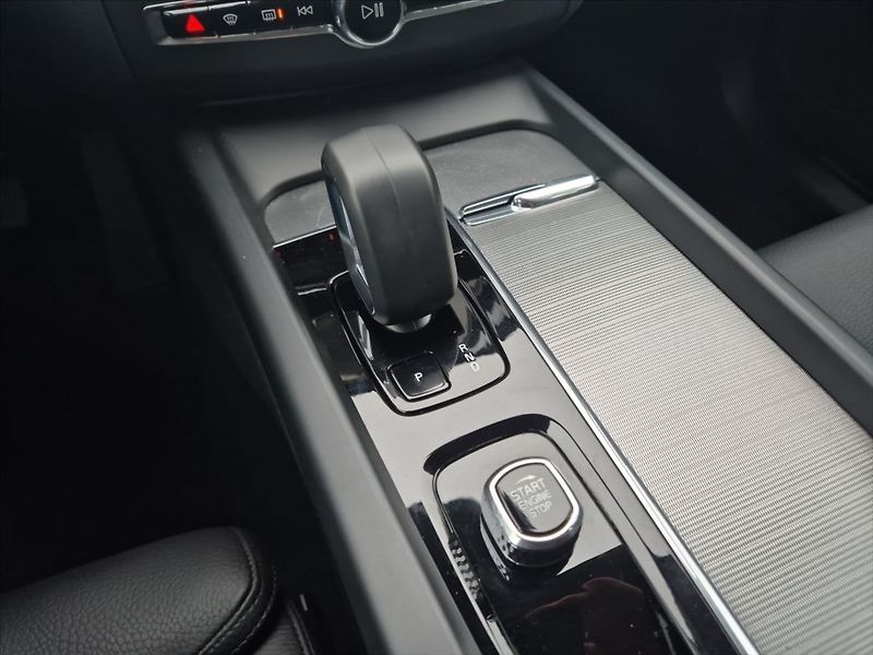 Volvo XC60 2,0 B4 AWD diesel Plus Dark Au - fotka 19 z 19