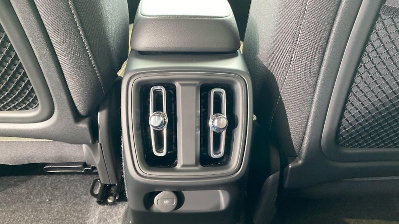 Volvo XC40 (2026) PLUS BLACK EDITION, B4 FWD, 14 - fotka 13 z 14