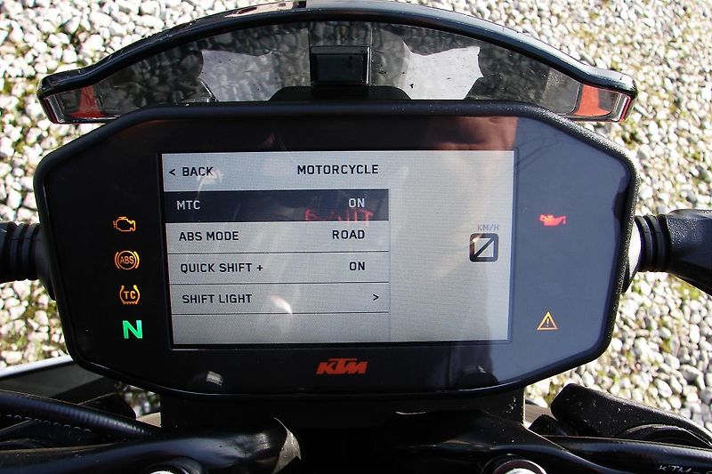 KTM 890 Duke R 121PS ČR 1. maj. - ZADÁNO! - fotka 22 z 34