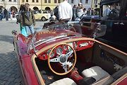 Stovka nablýskaných motocyklů a automobilů předválečné a meziválečné éry vyrazila v neděli z Horního náměstí v Přerově na spanilou jízdu regionem. Nejstarší účastnicí byla 88letá Libuše Šulcová. Vyrazila na motocyklu BSA 770 se sidecarem z roku 1928.