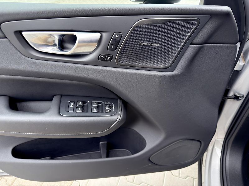 Volvo XC60 B5 AWD PLUS DARK /ventil. sed. - fotka 13 z 48