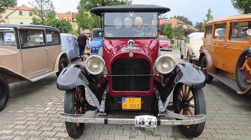 Pálavský Oldtimer přilákal na Břeclavsko desítky elegantnch veteránů.