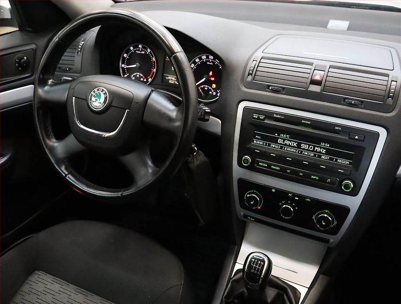 Škoda Octavia (2011) 1.8 TSI, Xenony, Tempomat - fotka 7 z 17
