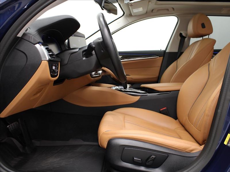 BMW Řada 5 530e xDrive Luxury Pano.ČR   2 - fotka 6 z 28