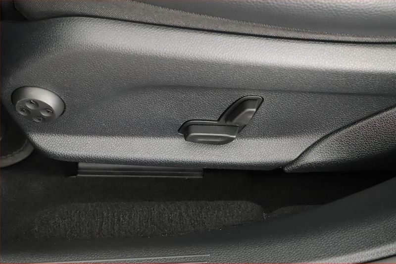 Mercedes-Benz Třídy E (2021) AMG Paket E 300 e 4MATIC - fotka 25 z 31