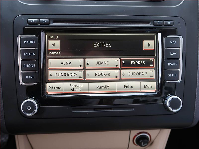 Volkswagen Touran (2012) 2.0 TDI, Navi, Bi-Xenony - fotka 16 z 17