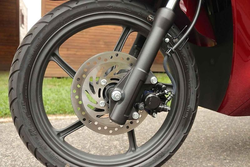 Začínáte v jedné stopě a máte omezený rozpočet? Honda Vision je skvělé řešení.