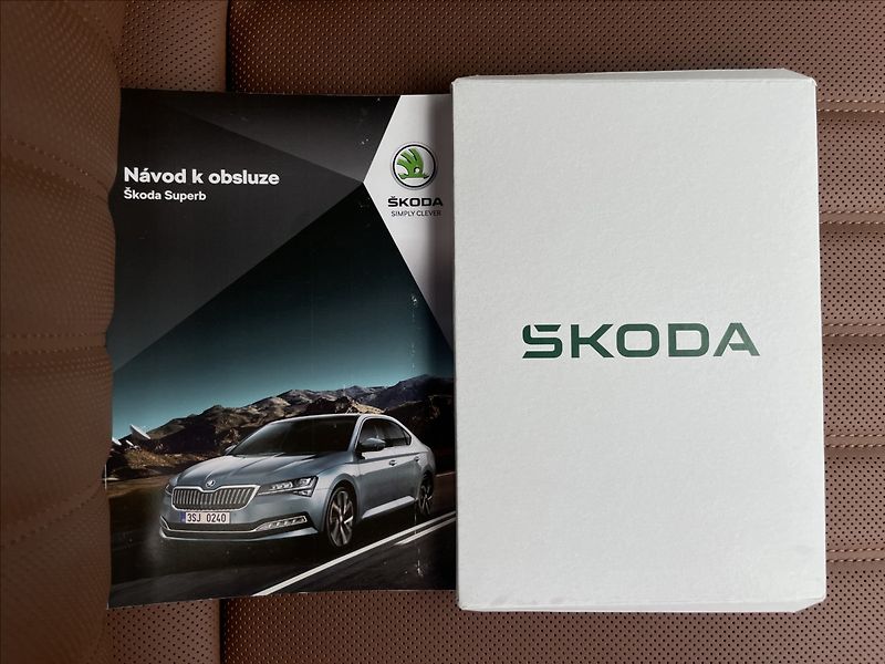 Škoda Superb 2,0 TDI DSG Combi L&K DCC+ACC - fotka 19 z 24