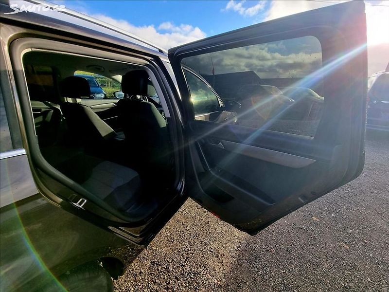 Volkswagen Passat (2012) 1,6 TDi 77KW - fotka 18 z 23