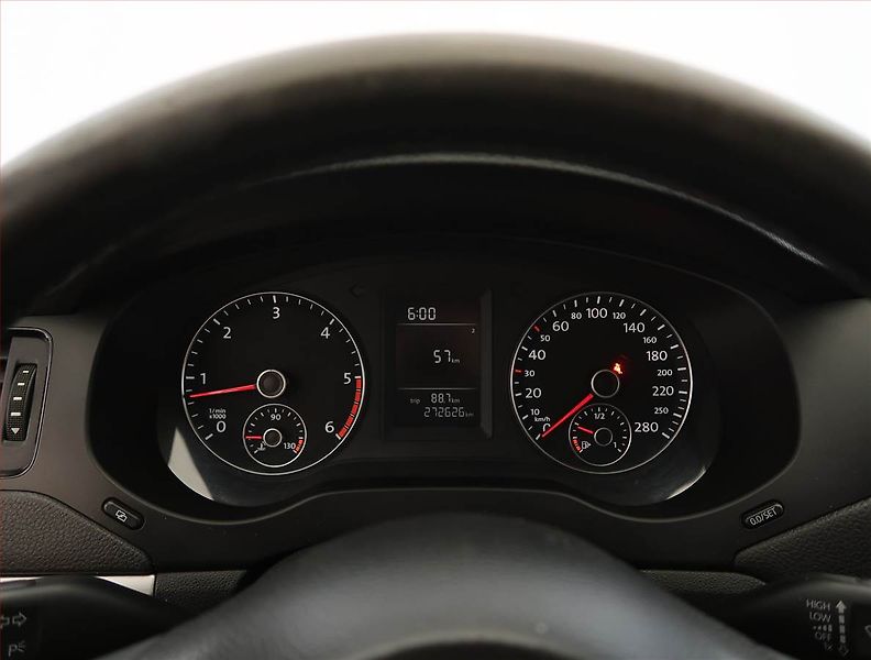 Volkswagen Jetta (2011) 1.6 TDI, Park. senzory - fotka 11 z 15