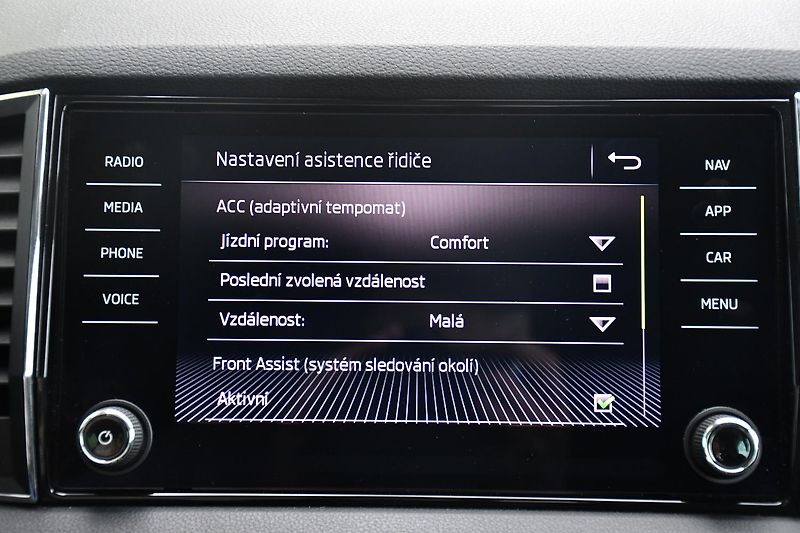 Škoda Karoq 1.6TDi STYLE TAŽNÉ 2xPNEU ČR - fotka 34 z 37