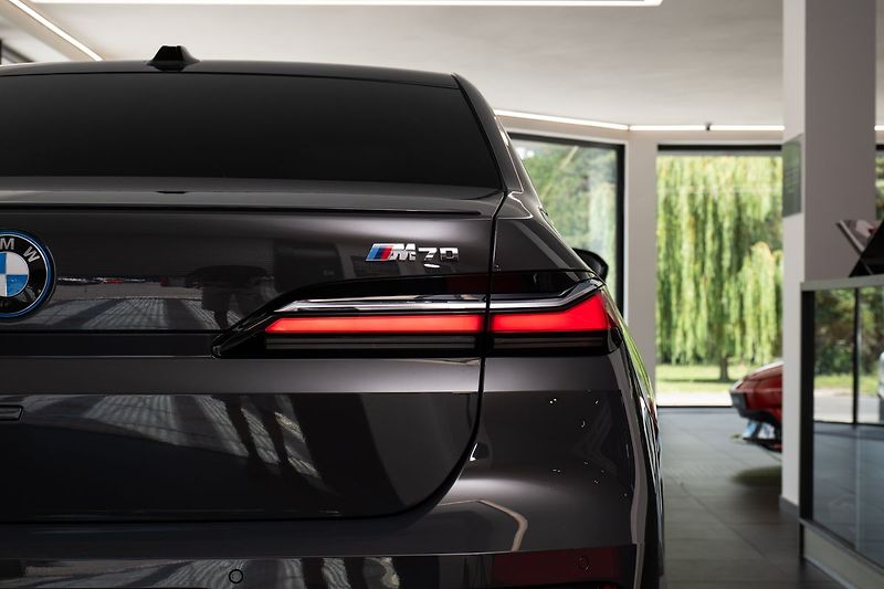 BMW Ostatní M70 xDrive Bower&Wilkins Diamo - fotka 23 z 23