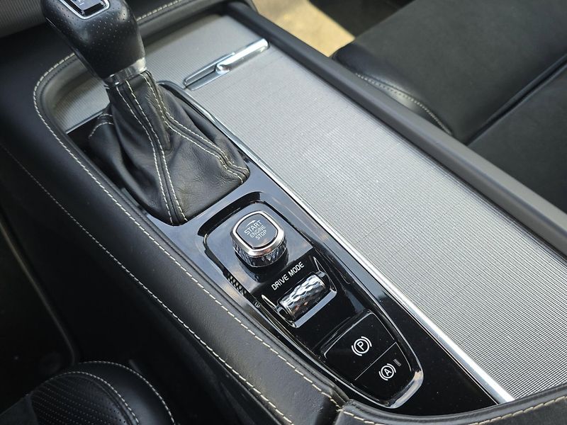 Volvo XC90 (2018) R Design D5 173kw 4x4, tažné, - fotka 22 z 27