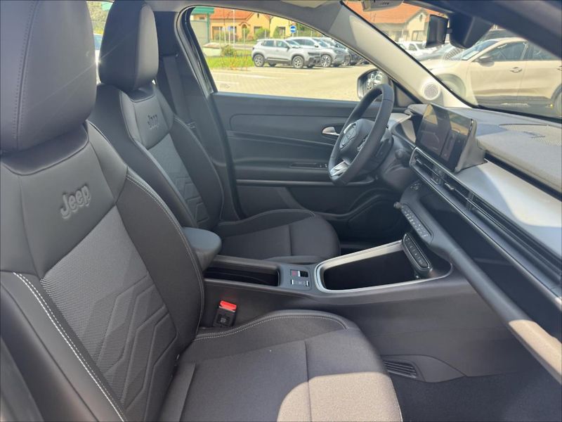 Jeep Avenger (2025) 1,2 Turbo e-Hybrid  Altitude - fotka 9 z 14
