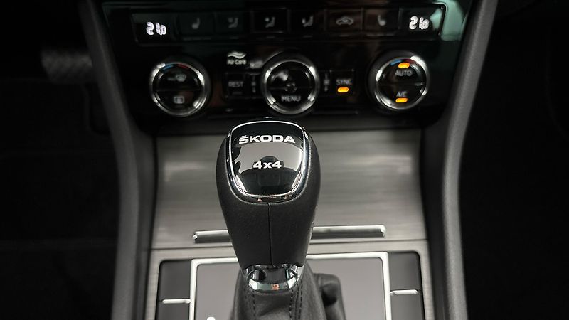 Škoda Superb 2.0 TDI DSG 4x4 Style Combi - fotka 26 z 30