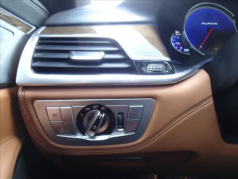 BMW Řada 7 3,0 740Ld ,XDRIVE - fotka 15 z 59