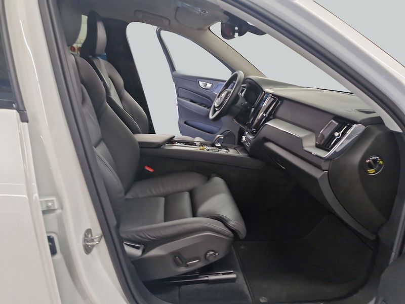 Volvo XC60 B5 AWD Plus Dark - fotka 12 z 15