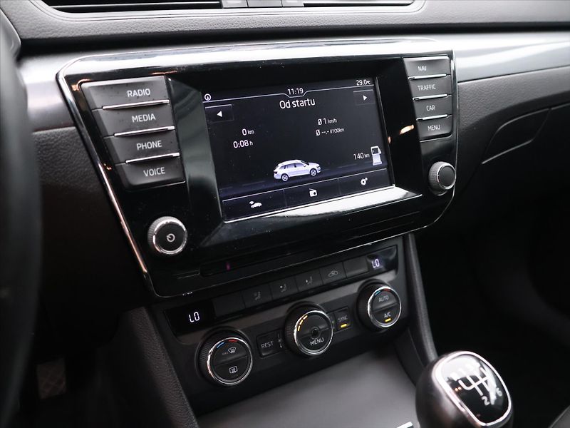 Škoda Superb 1,6 TDI 88kW Aut.klima Tažné - fotka 16 z 19