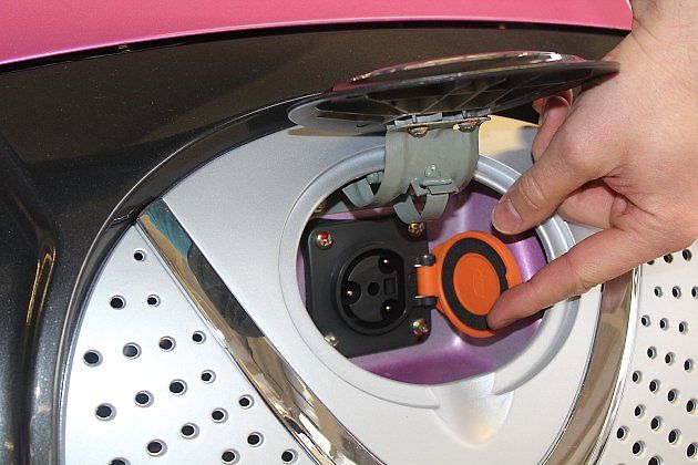 Elektroauto, dobíjení, zásuvka, zdroj: Deník/Daniela Loudová