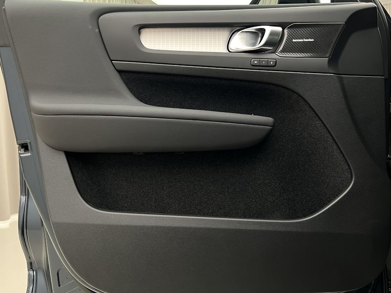 Volvo XC40 (2026) B4 ULTRA DARK AUT - fotka 20 z 43