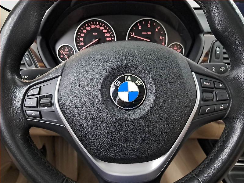BMW Řada 3 (2012) 320 d, Kůže, Navi, Bi-Xenony - fotka 19 z 21